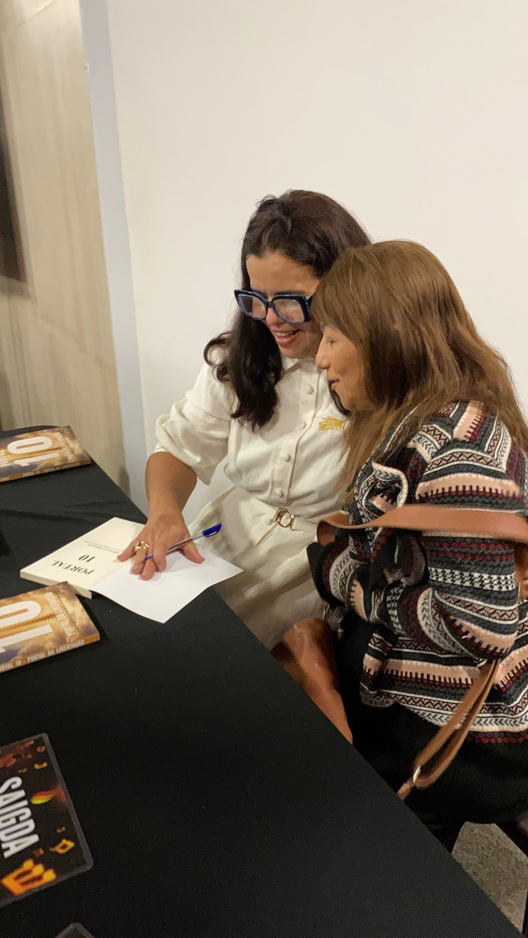 Apóstola Uleidice Rocha autografando o livro Portal 10 para uma leitora